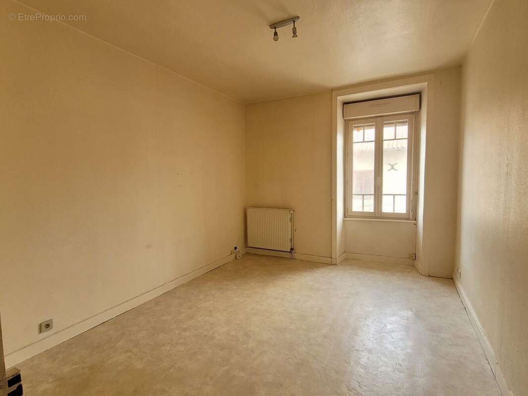 Maison à SAINT-LEONARD-DE-NOBLAT