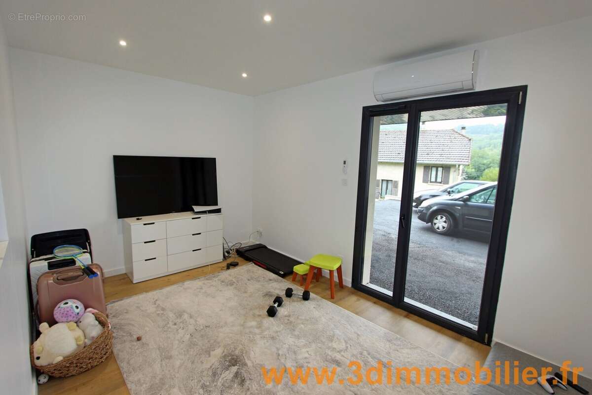 BUREAU AU RDC - 14 m² - Maison à LONS-LE-SAUNIER