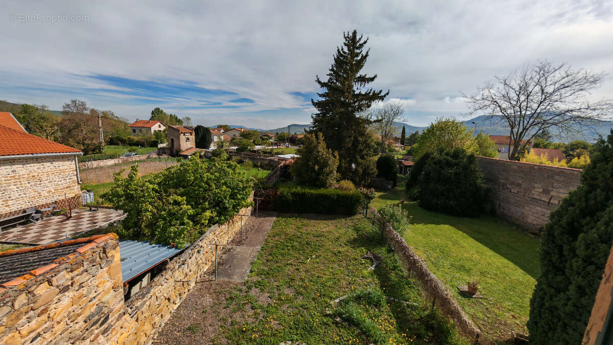 Appartement à LES MARTRES-DE-VEYRE