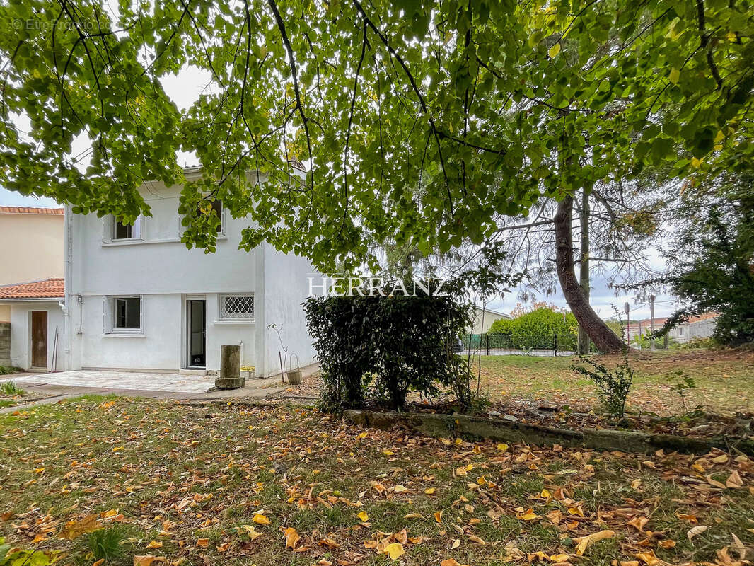 Maison à BASSENS