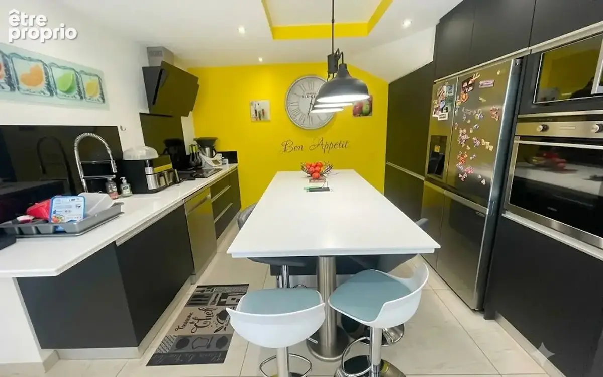 Mas de 273 m² habitable avec piscine et dépendances sur 5810 m² de jardin clos arboré. - photo 4