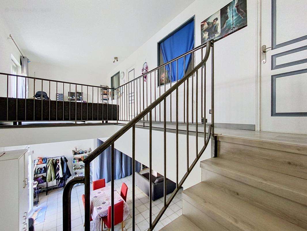 Maison -  chambres - Mezzanine - Terrasse - Garage - Places de stationnement - Au cœur du village - Proche toutes commodités - photo 14