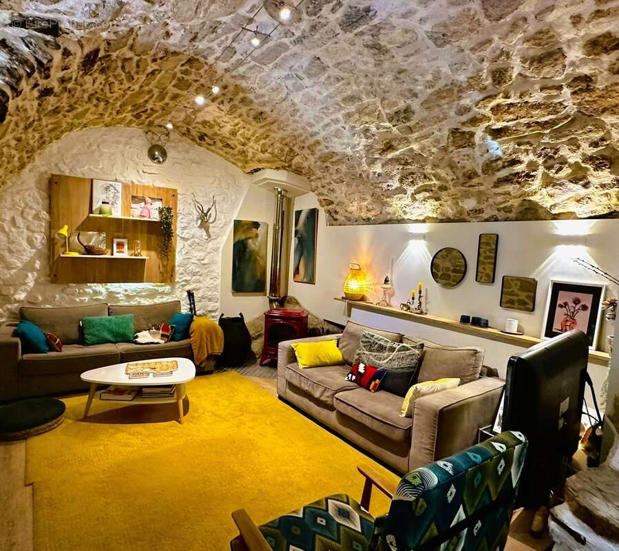 Maison en pierre de caractère au pied de la Sainte-Victoire : 3 chambres, terrasse, solarium – Provence, Bouches-du-Rhône - photo 4