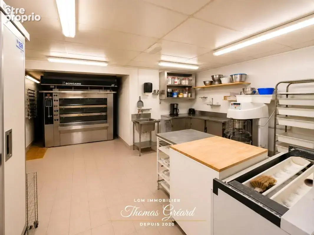 Local commercial avec habitation à Saint-Denis-Les-Ponts, 200m2 avec grange et jardin - photo 2