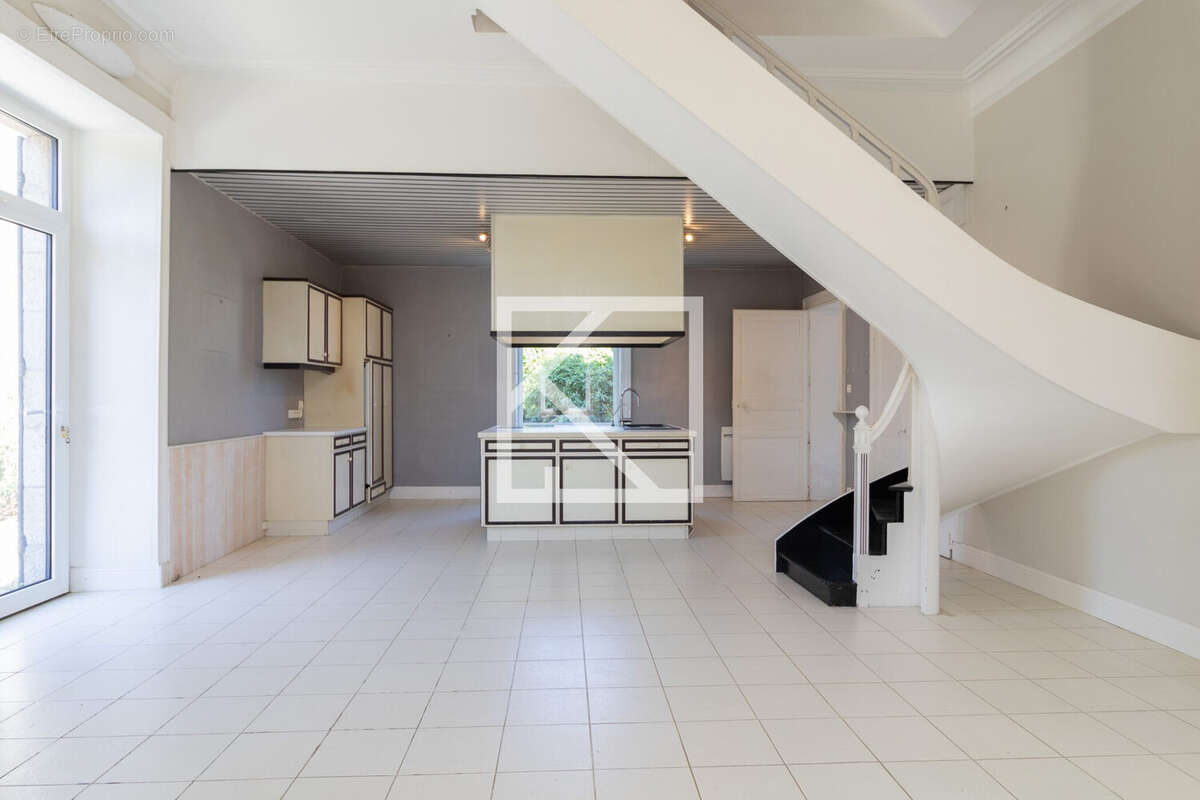 Maison 270 m² à La Renaudiere  - photo 5