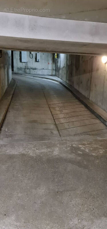 Parking à PARIS-16E