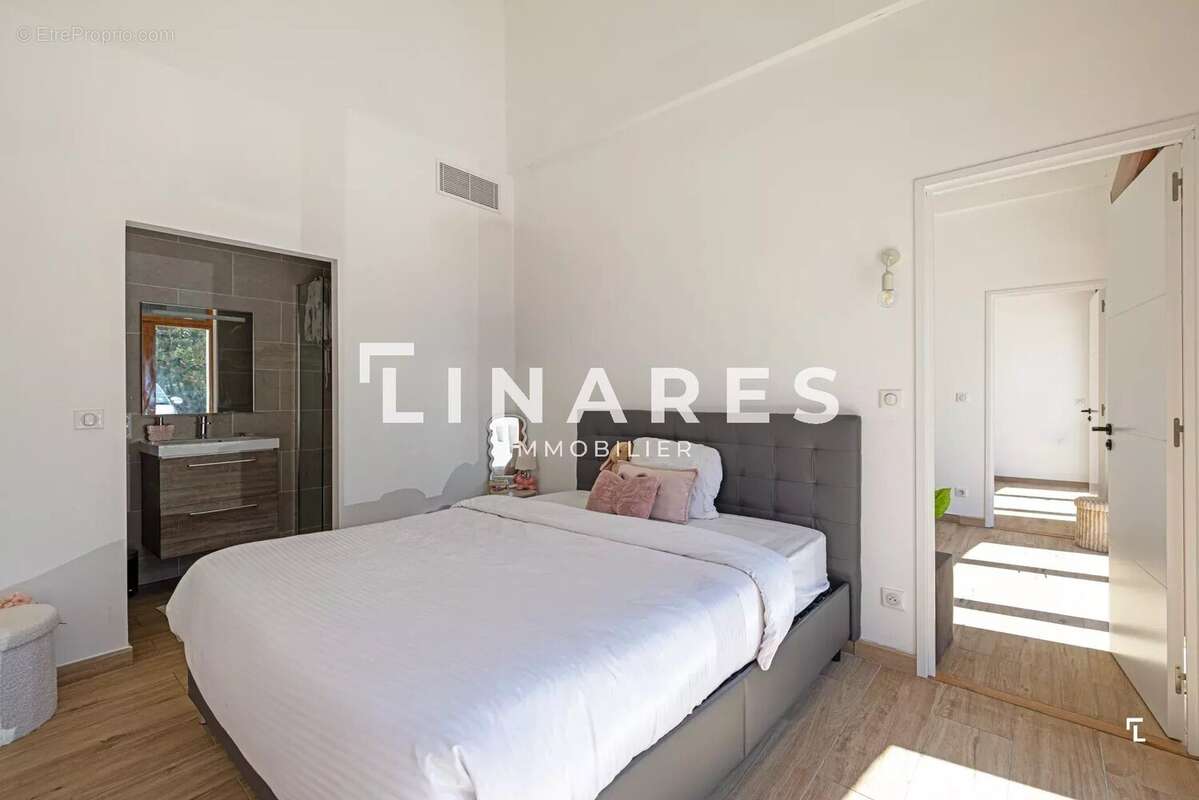 L'ICONIQUE - Villa T6 de 343m² - Dépendance - Piscine - Court de tennis - Terrain de 8000m² - 13420 GEMENOS - photo 16