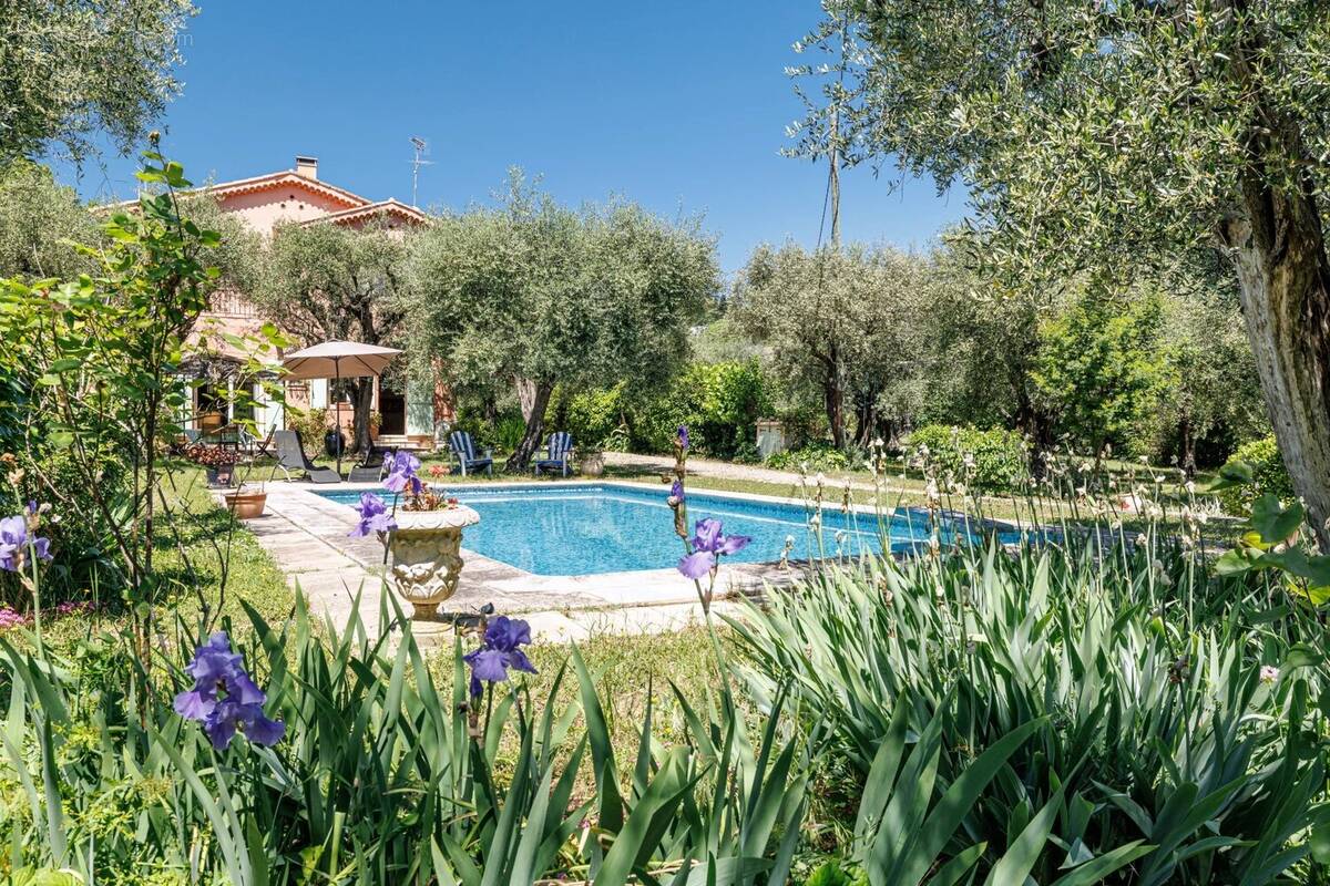 Maison à CHATEAUNEUF-GRASSE
