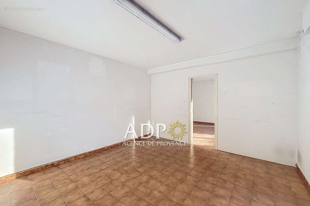 Commerce à CHATEAUNEUF-GRASSE