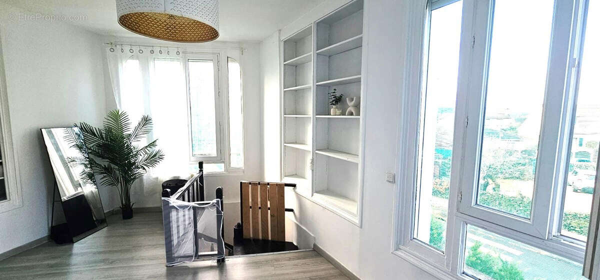 Appartement à EZANVILLE