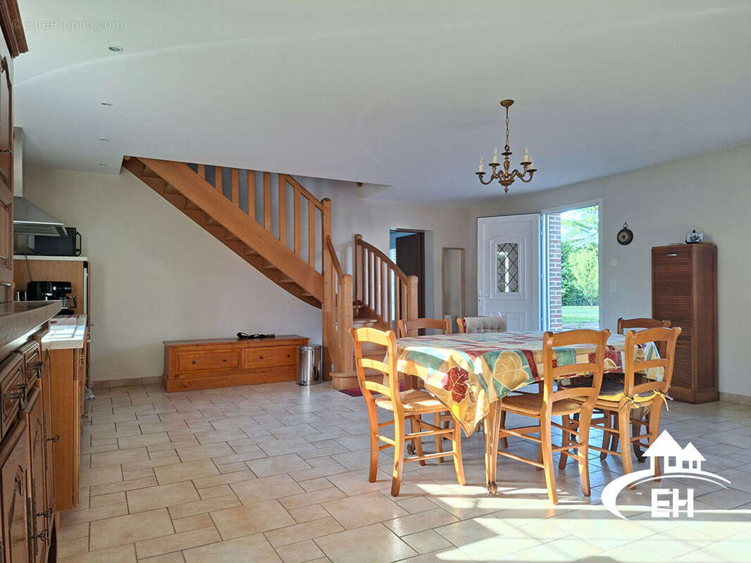 MAISON DE 181 M² - 4 CHAMBRES - Bâtiment de 215 m² - photo 4