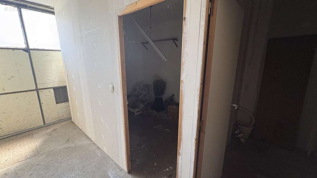 Opportunité à Saisir à Commentry (03) : Immeuble Mixte - Local Commercial + Habitation à l'Étage - photo 18