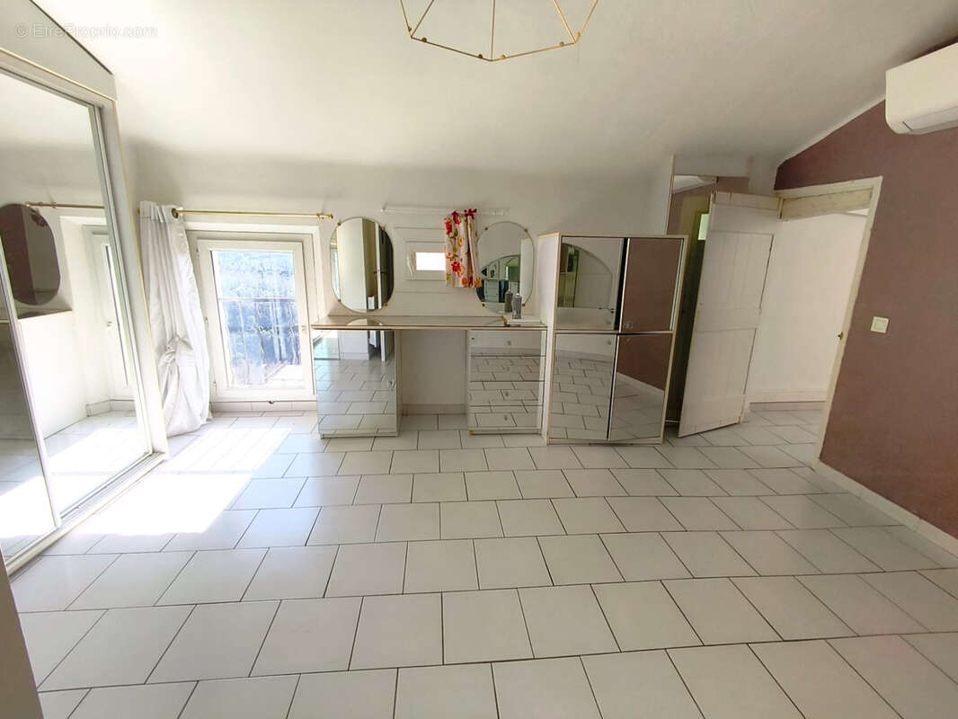 Appartement à BAGNOLS-EN-FORET