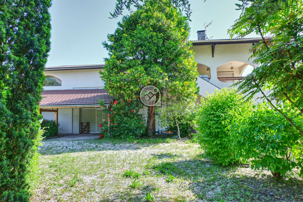 Ensemble immobilier de 210 M2 avec laboratoire aux normes + Duplex T5 + bureau sur 970 m2 de terrain - photo 2