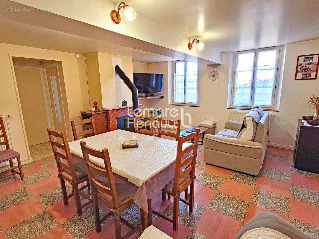 Maison à TREMBLAY-LES-VILLAGES