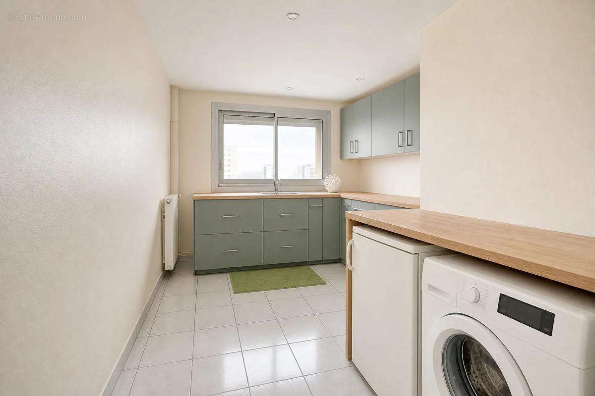 T4 traversant 82m², 12ᵉ étage, Vénissieux, loué - photo 2
