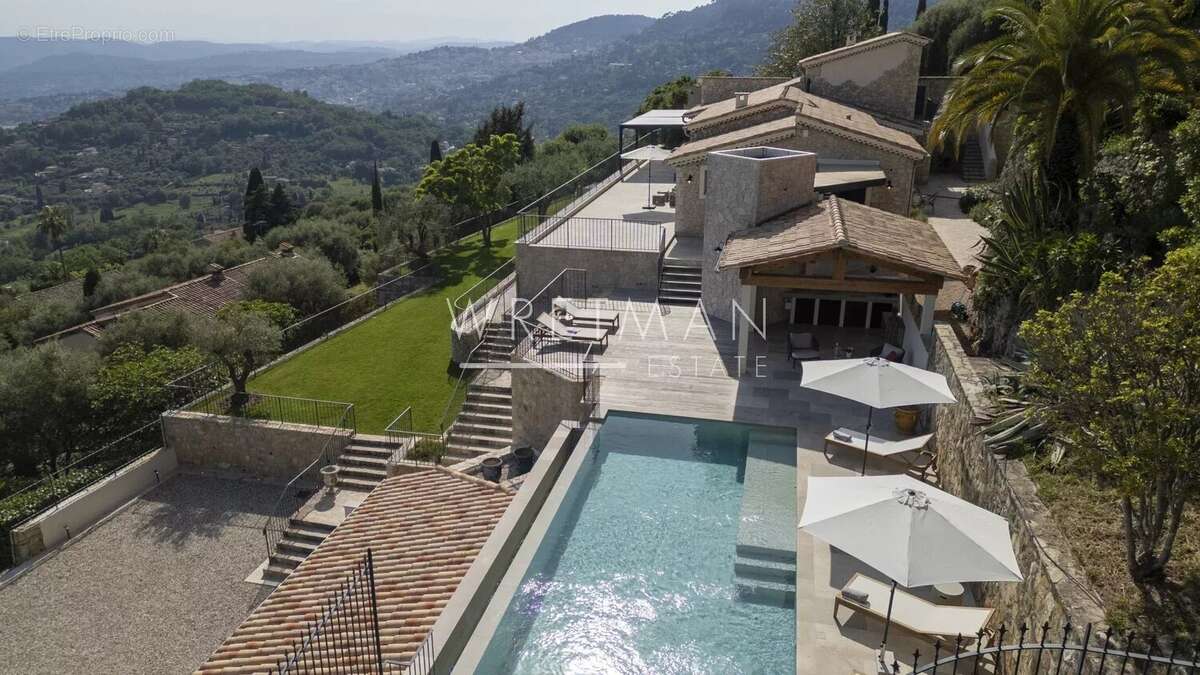 Maison à CHATEAUNEUF-GRASSE