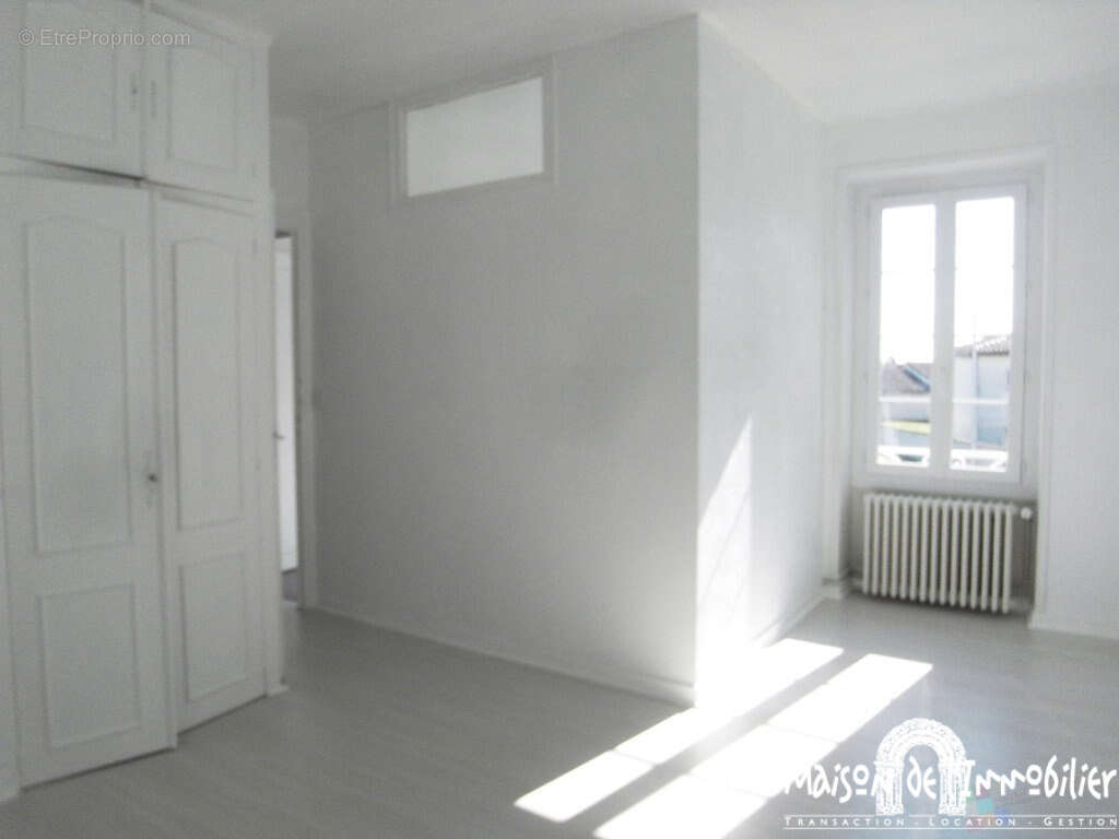 A vendre à CHATEAUBERNARD - Spacieuse Charentaise de 4 pièces - 154m2 - Jardin clos - photo 10