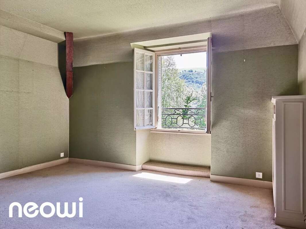 Maison à VIC-SUR-CERE