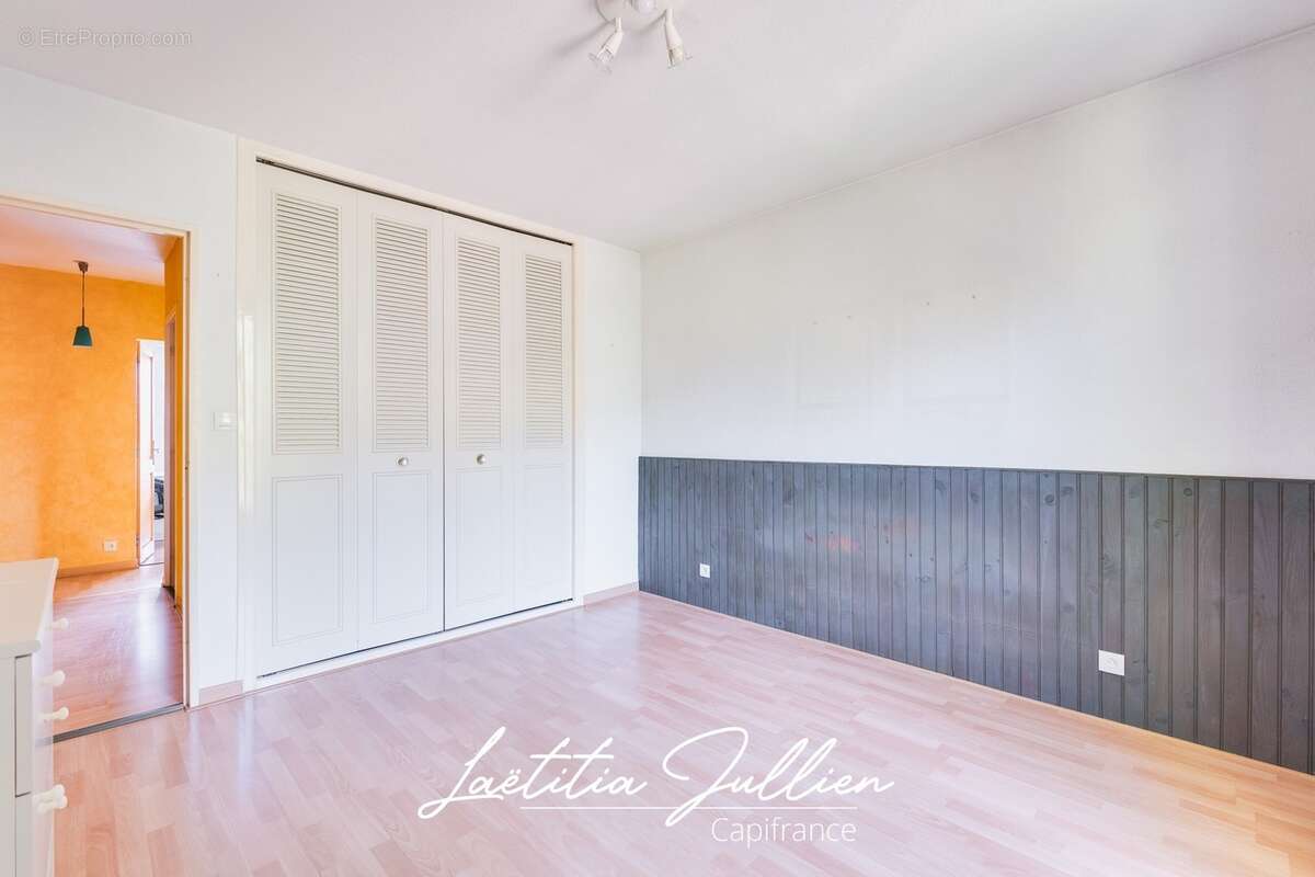 En exclusivité par Laëtitia JULLIEN – Marseille 10ème – Les Collines – T4 traversant de 83,83 m² avec balcon et loggia au pied d - photo 24