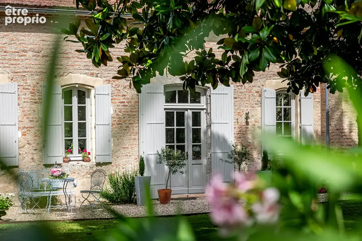 À 45 min de Bordeaux Élégante propriété du XIXe siècle de près de 460 m² avec maison de maître, piscine et canal - photo 4