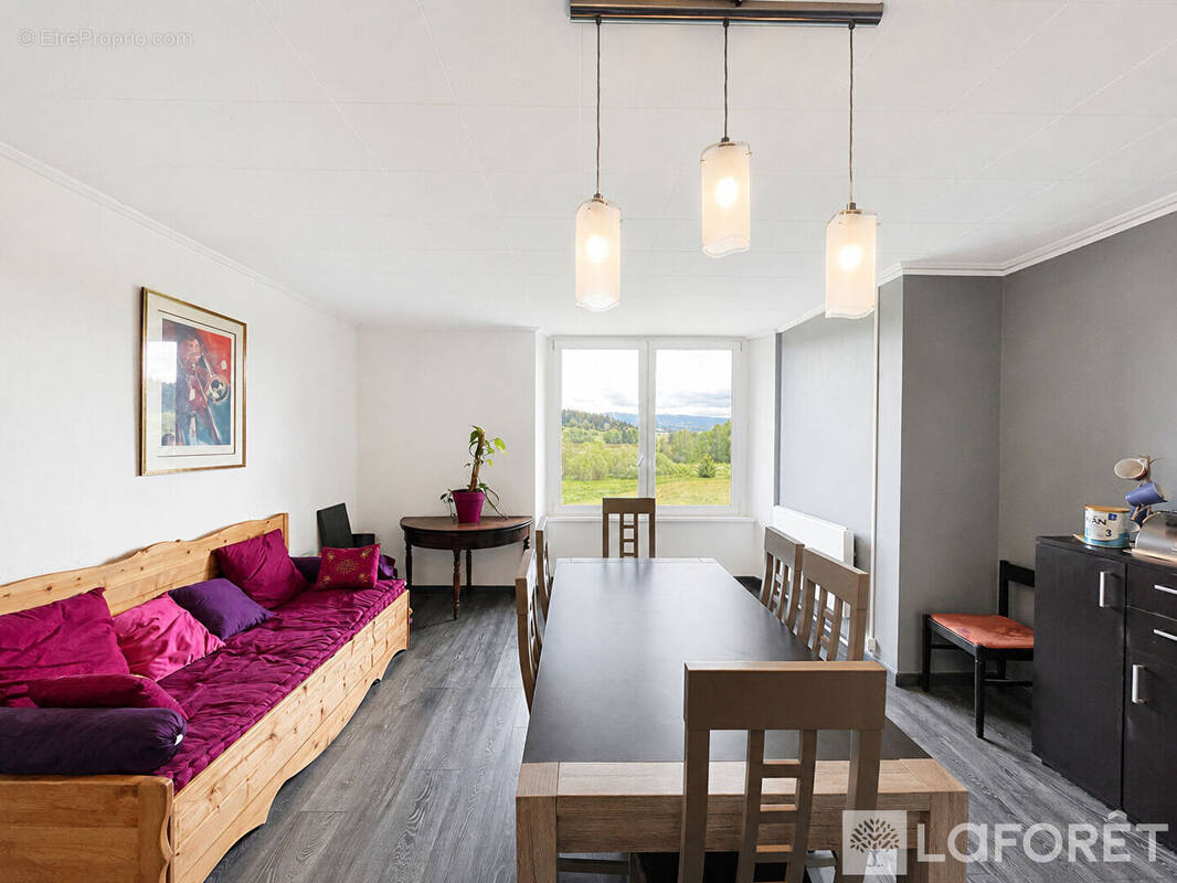 Appartement à VAUX-ET-CHANTEGRUE