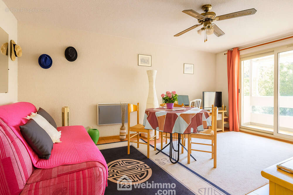 Pièce de vie conviviale ouvrant sur une loggia ensoleillée. - Appartement à SAINTE-MAXIME