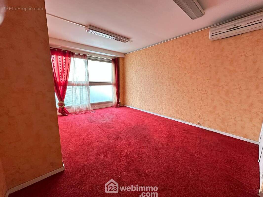 A ses cotés, un bureau de 16 m² - Commerce à LAON