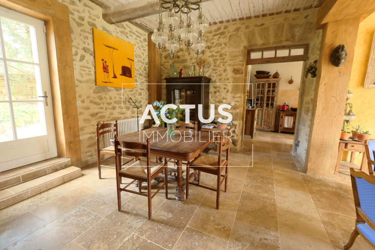 Maison 232 m² à Cornillon-Confoux  - photo 4