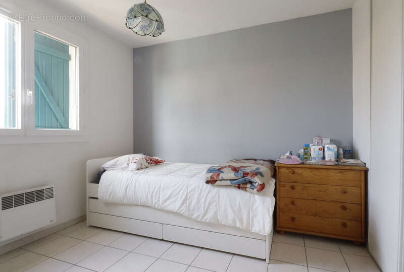 Dpt Bouches du Rhône (13), à vendre  maison P6 environ 90 m² avec jardin - photo 7