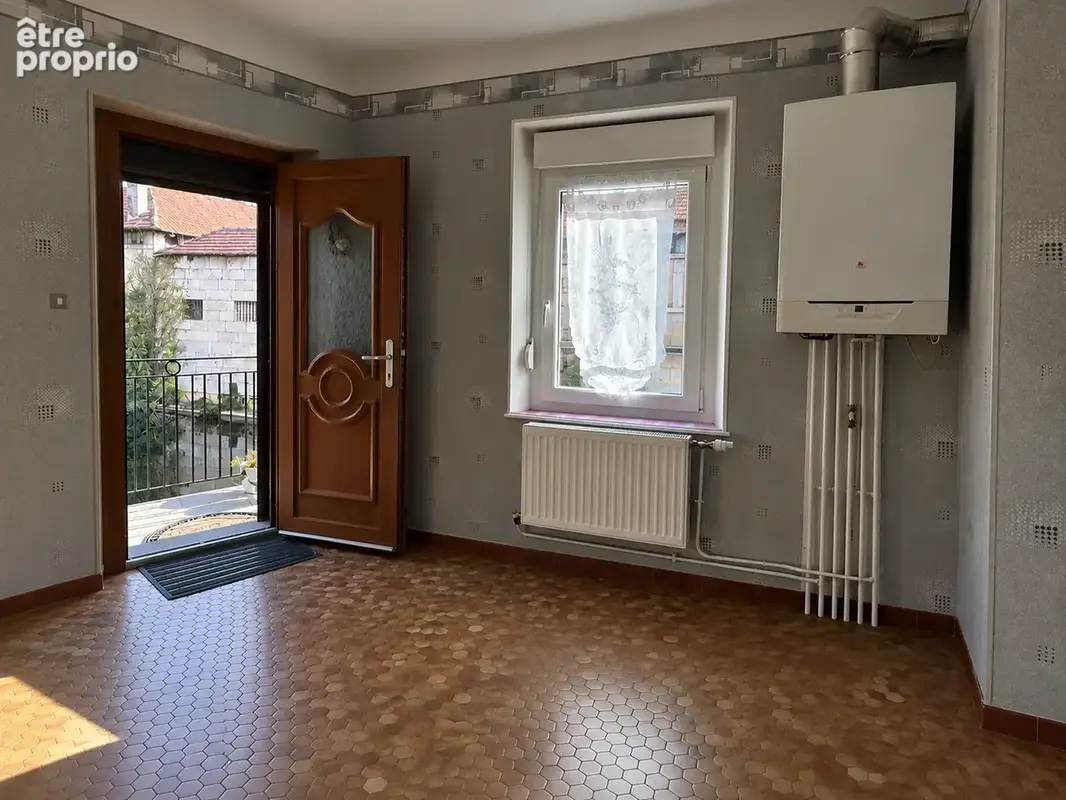 À deux pas du centre de Commercy : Appartement type T3 avec garage et dépendance - photo 2