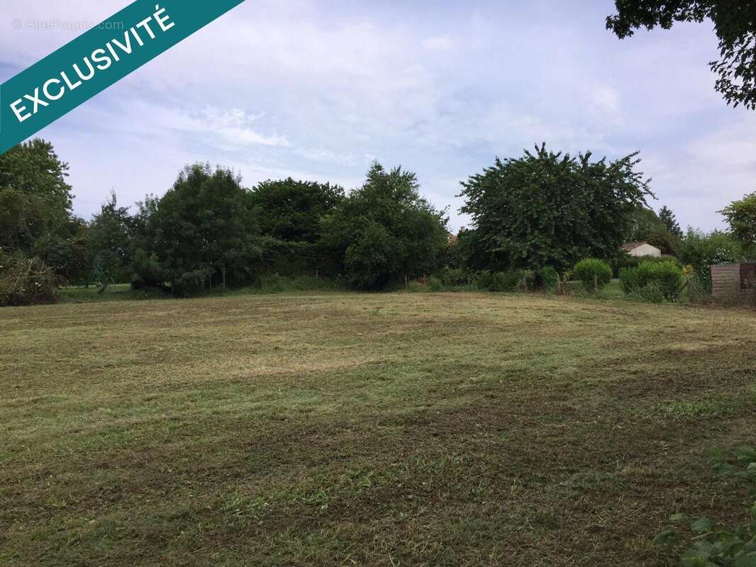 Photo 3 - Terrain à TONNAY-BOUTONNE