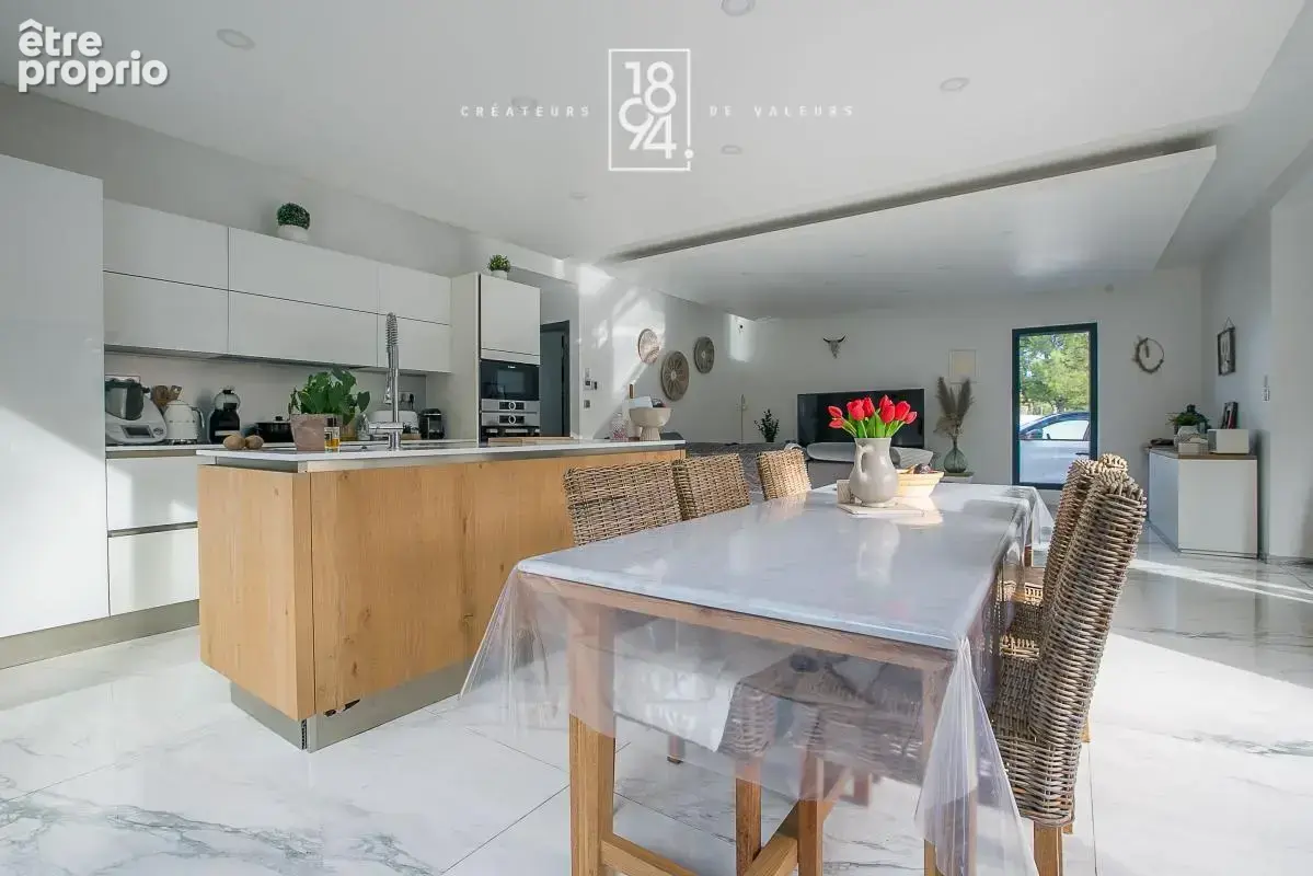 Maison traversante entièrement rénovée de type 6 de 160m2 dépendance, piscine, jacuzzi et places de parking - photo 11