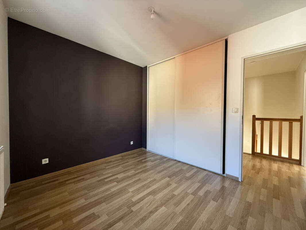 Appartement à LA TOUR-DE-SALVAGNY