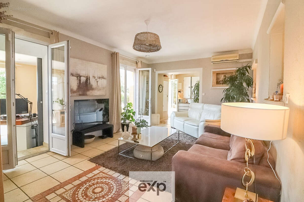 Kyela Puech vous propose dans le sud Luberon une villa de plain-pied de trois chambres avec piscine et jardin, au calme.  Dans le hameau de Puget, à quelques pas du village prisé de Lauris - Maison à PUGET
