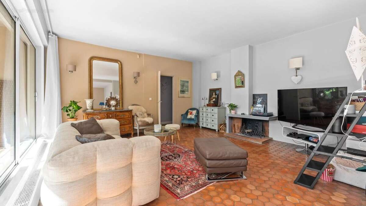 Appartement à MARNES-LA-COQUETTE