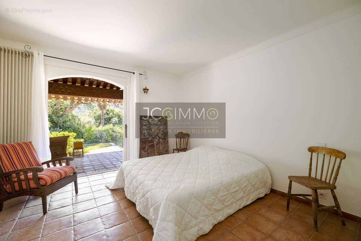 Élégante villa provençale de 194m2 habitables avec piscine à débordement sur 1694m2 de terrain. - photo 16