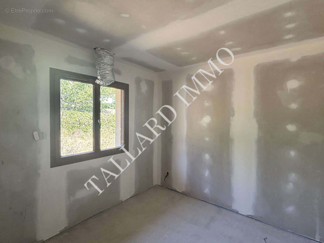 Espinasses, Maison de plain pied hors d'eau hors d'air sur terrain 1839 m2 - photo 12