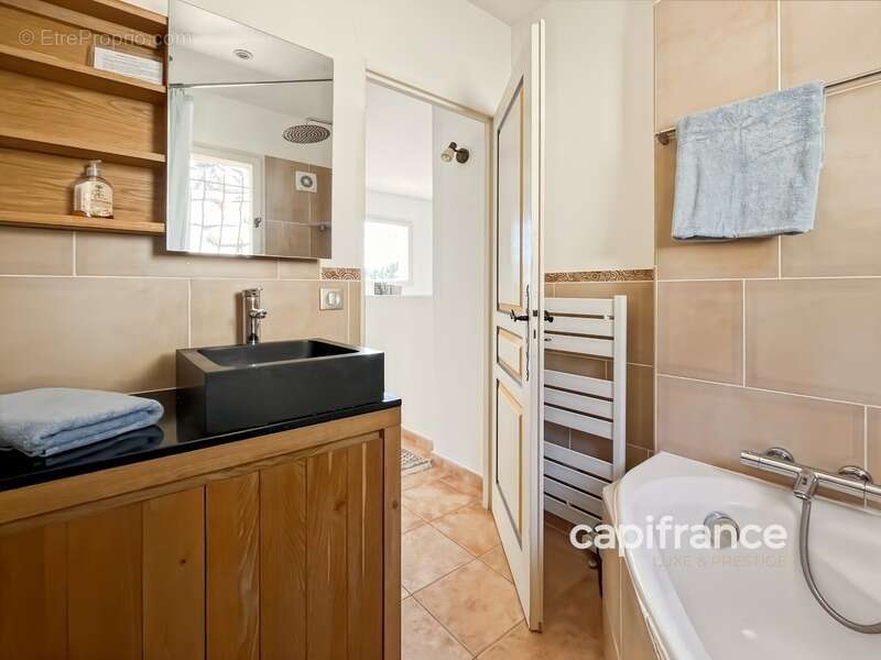 Maison à BAGNOLS-EN-FORET