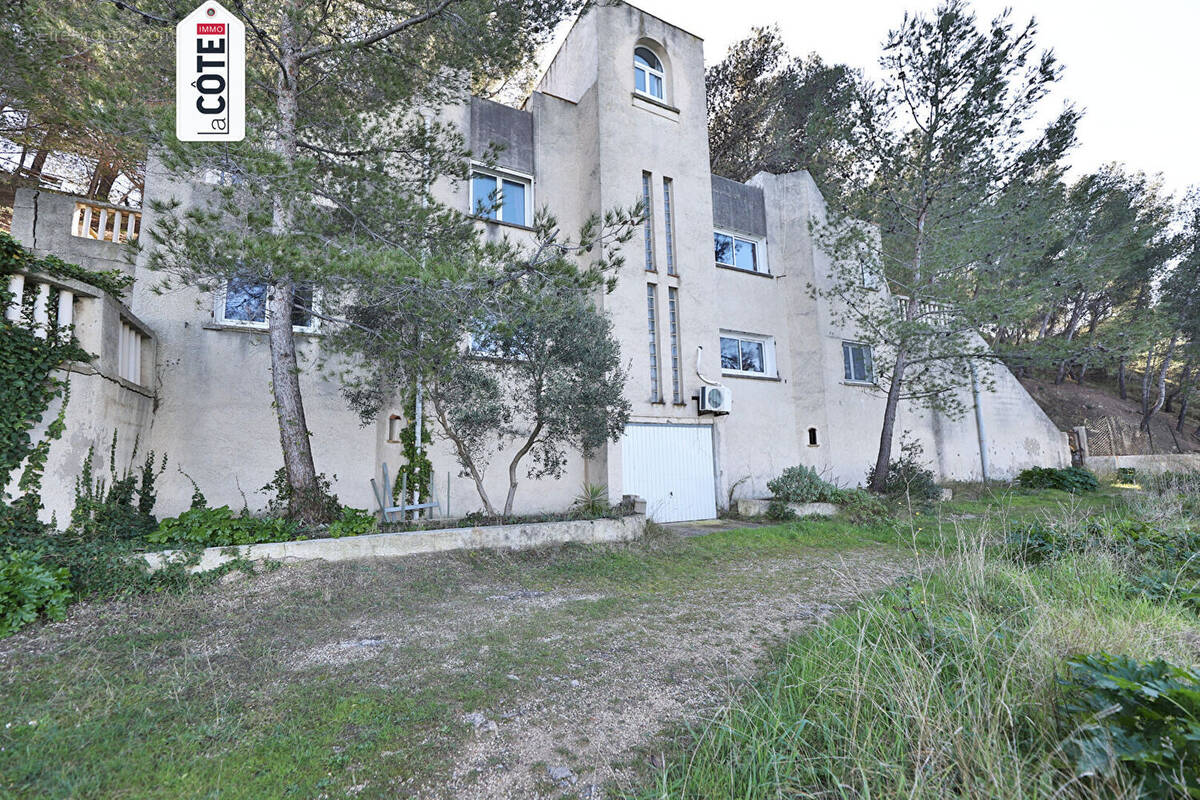 Maison à SAINT-MITRE-LES-REMPARTS