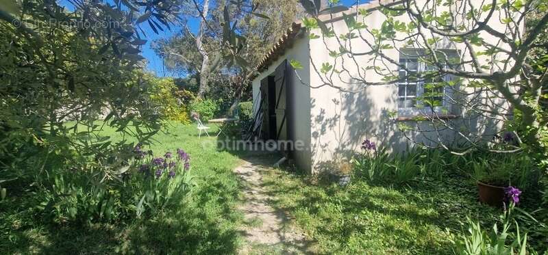 Maison à SAINT-MITRE-LES-REMPARTS