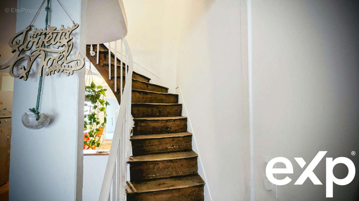 escalier vers étage, parquet bois ancien - Maison à ASTAFFORT
