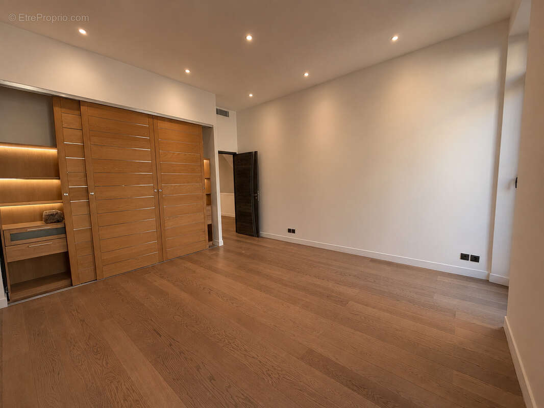 13008 Carré d'or - Propriété de caractère avec jardin et piscine   Marseille - photo 13
