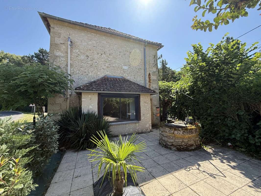 Maison à SAINT-SEURIN-DE-PRATS