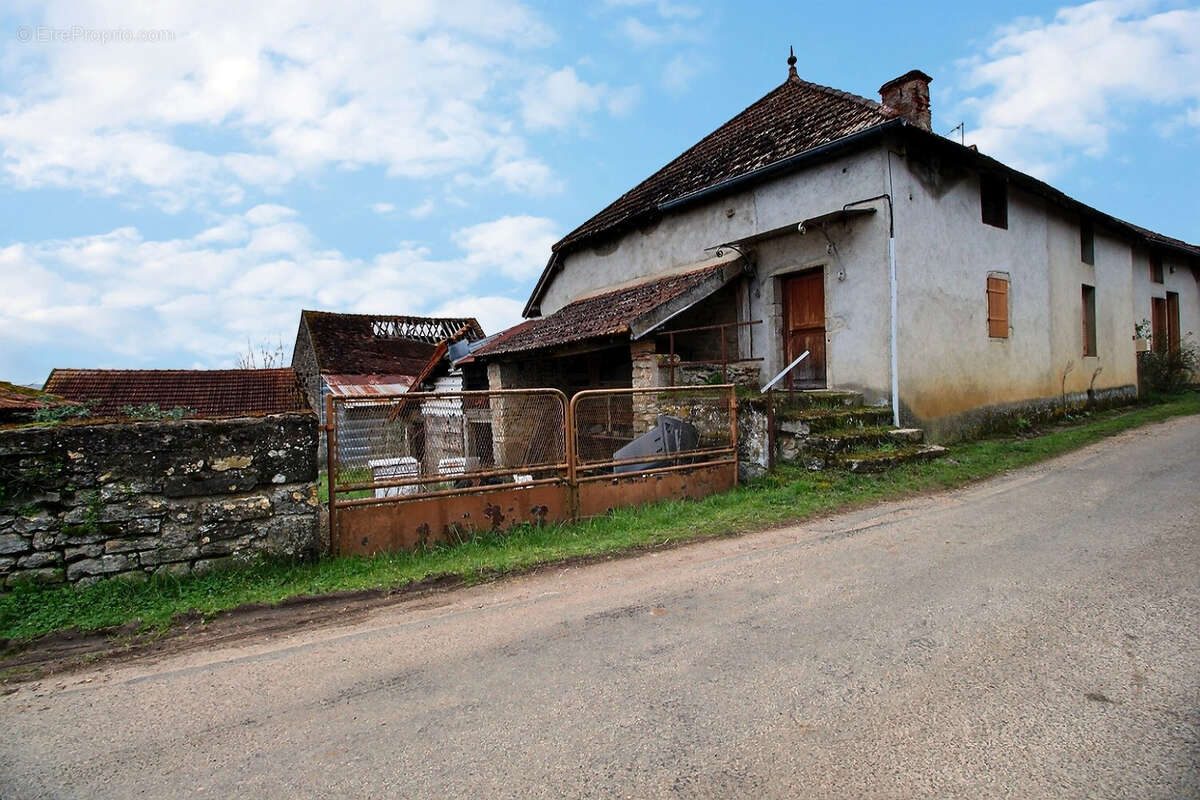 Maison à SAINT-YTHAIRE
