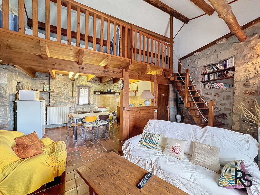 Dans un hameau typique, un ensemble immobilier de 3 maisons avec 8300 m2 de terrain et une vue splendide. - photo 26