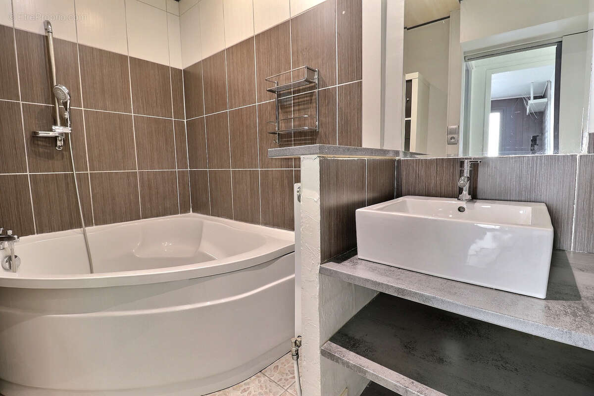 Appartement à MARSEILLE-4E