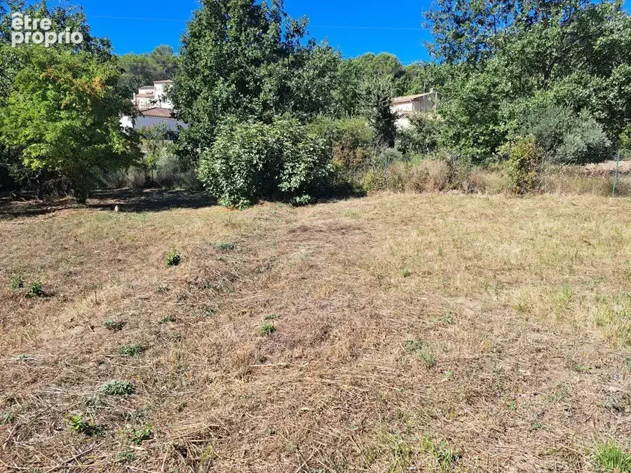 Terrain à GREASQUE