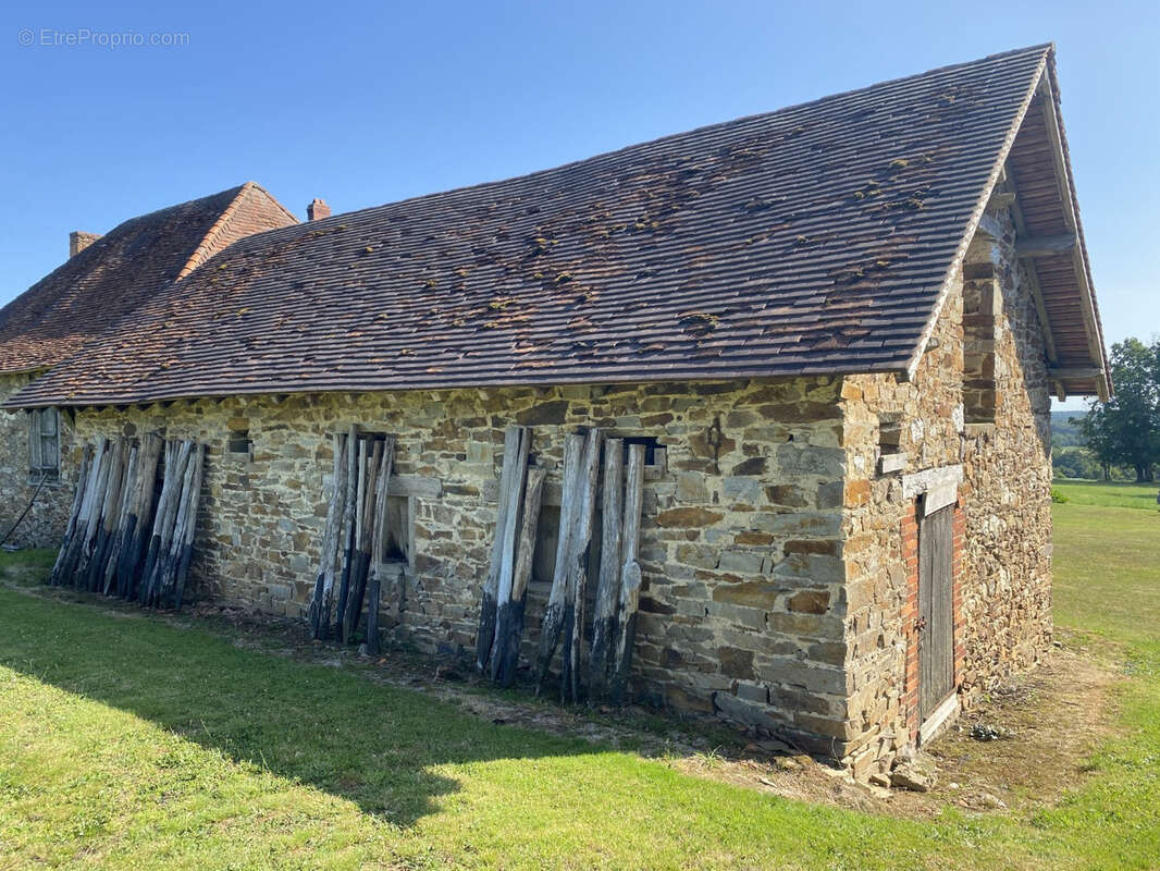 Maison à SAINT-CYR-LES-CHAMPAGNES
