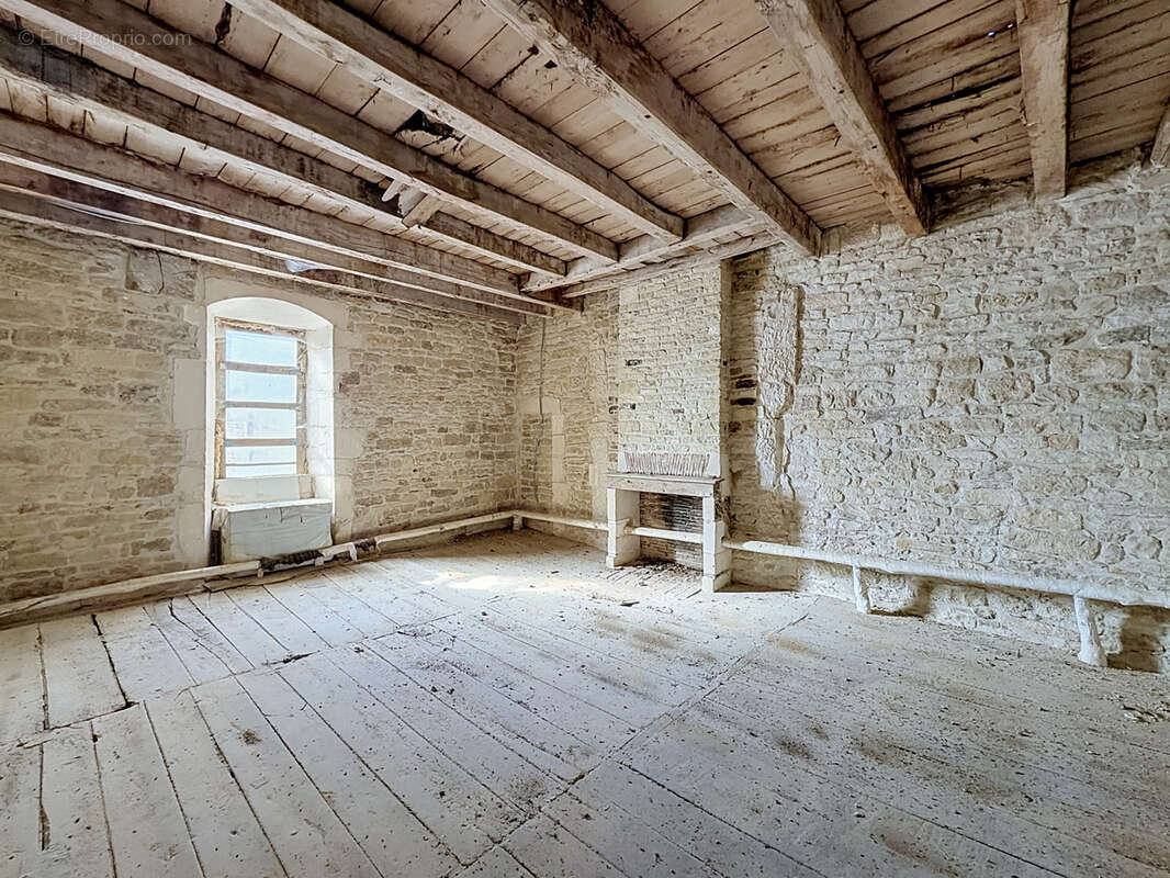 SECTEUR RUFFEC Très beau logis et ses dépendances à rénover - photo 5